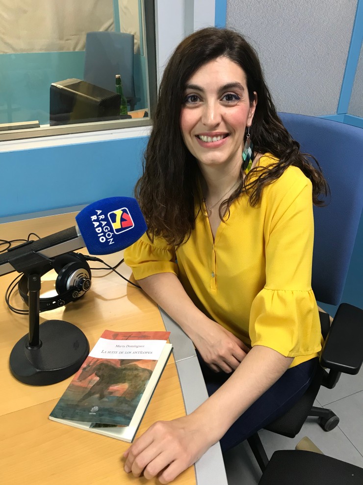 Entrevista a Marta Domínguez en Aragón Radio junto a su poema "La suite los antílopes"