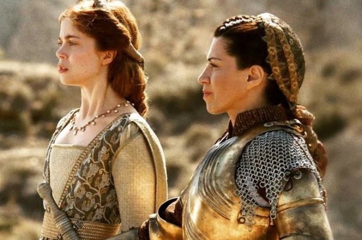 Isabel la Católica (interpretada por Alicia Borrachero) es representada en la serie con armadura y en primera línea de batalla.