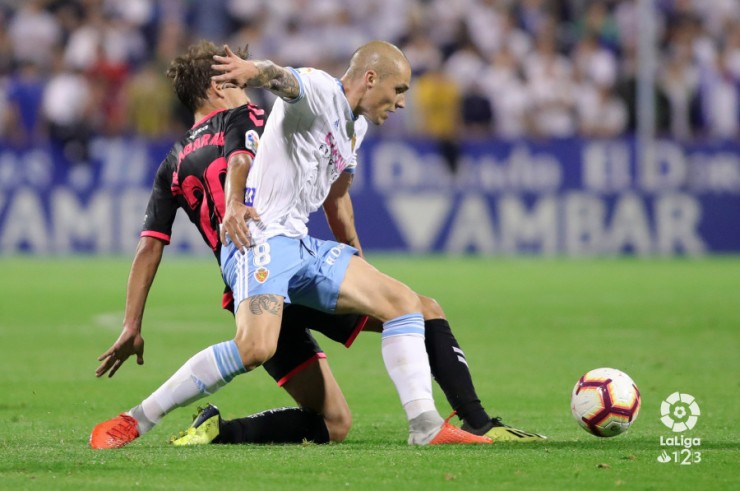 Pombo disputa un balón en el partido de ida contra el Tenerife. Fuente: La Liga.