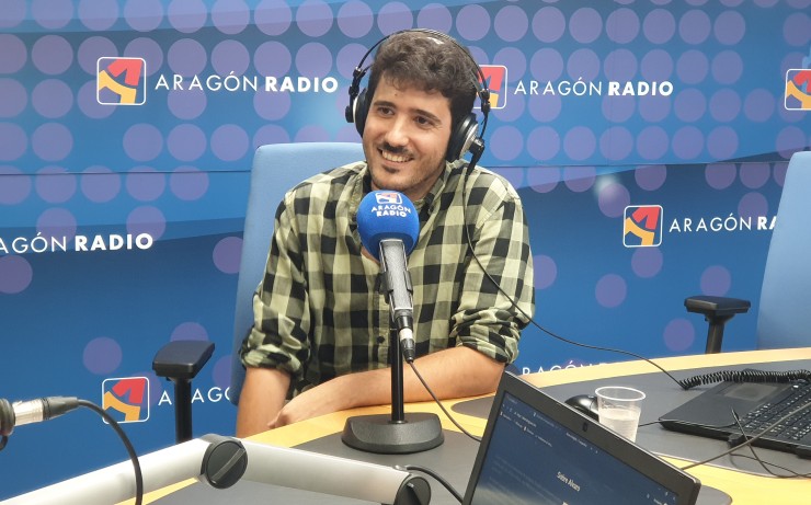 Álvaro Aragüés en el estudio de radio hablando en 'Escuchate'