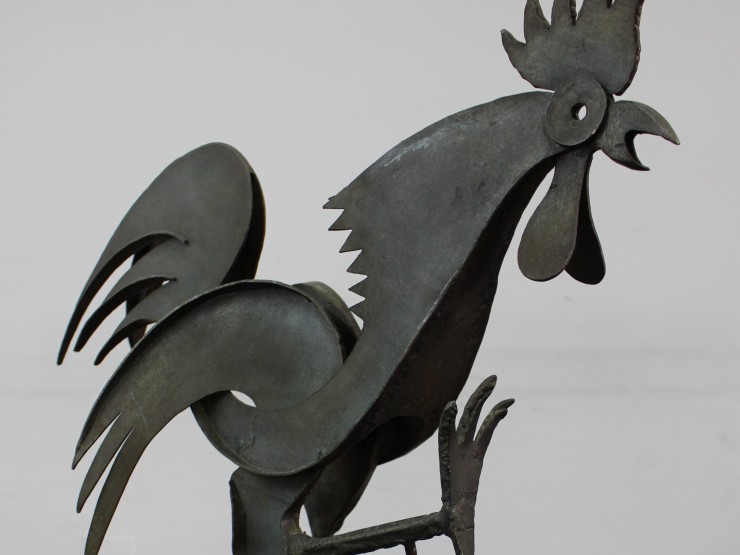 El gallo es una versión del que se hizo icónico en Francia cuando en 1958 Luis Merlín encargó a Blasco que esculpiera este animal para el Festival Le Coq d’Or de la canción francesa