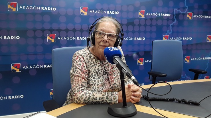 Anabel Lapeña en los estudios de Aragón Radio