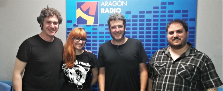 Merche Gracia, Samuel Barrena y Chabi Zabalza, integrantes de Red Baleine, en los estudios de Aragón Radio junto con Alberto Guardiola