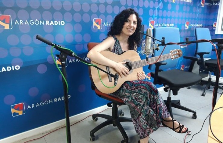 La cantante interpreta el tema 'María sin miedo' en los estudios de Aragón Radio