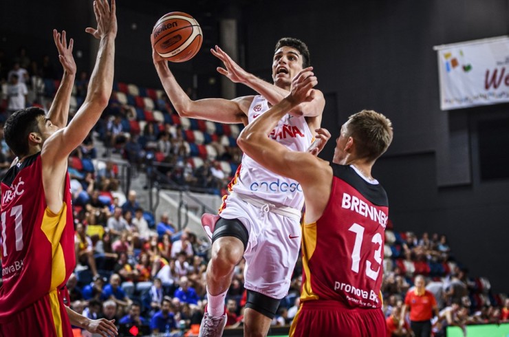 Carlos Alocén entra a canasta en un lance del duelo frente a Alemania. Foto: FIBA