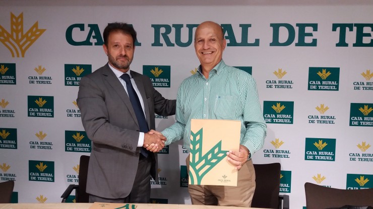 Juan Mangas y Carlos Ranera, durante la firma oficial del acuerdo entre el club y la entidad.