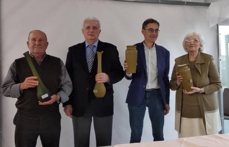 Los ganadores del año pasado recogieron su premio durante la Feria del Libro Aragonés de Monzón (F. Federación de Asociaciones Culturales de Aragón Oriental)