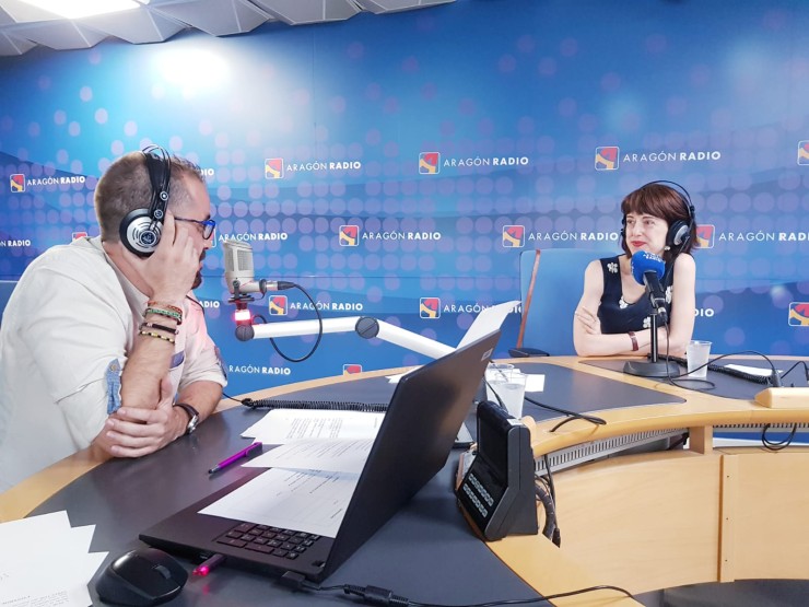 Óscar Vegas e Irene Vallejo durante la entrevista en Aragón Radio