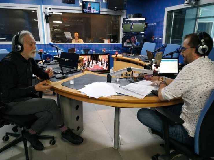Mariano Anós y Óscar Vegas durante la entrevista en los estudios de Aragón Radio
