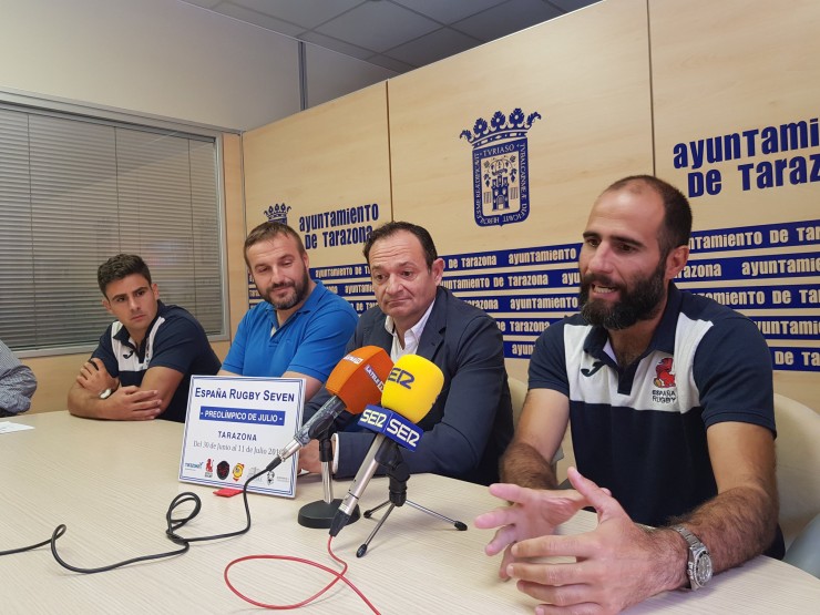 Una imagen de la visita se la selección española de rugby siete al Ayuntamiento de Tarazona de este martes.
