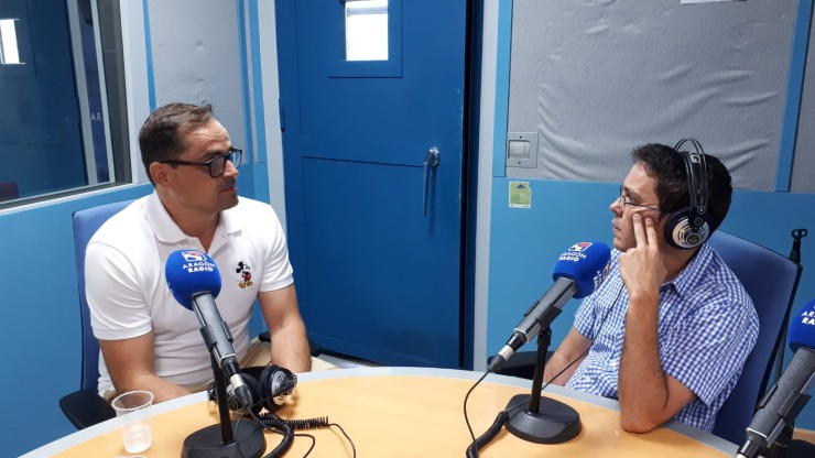 Carrillo en los estudios de Aragón Radio.