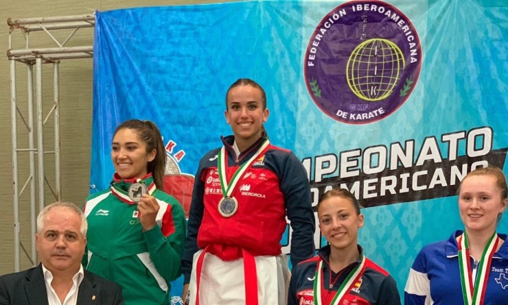Raquel Roy posa en el podio del Campeonato Iberamericano con su medalla de oro.