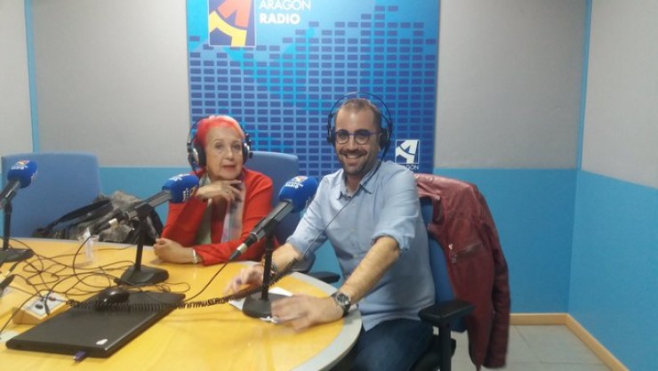 Rosa María Calaf y Óscar Vegas en los estudios de Aragón Radio