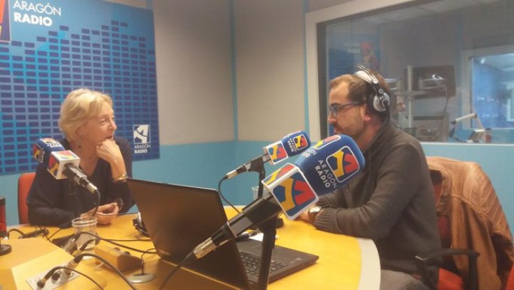 Óscar Vegas, director de 'La Cadiera', entrevista en los estudios de Aragón Radio a la escritora Soledad Puértolas