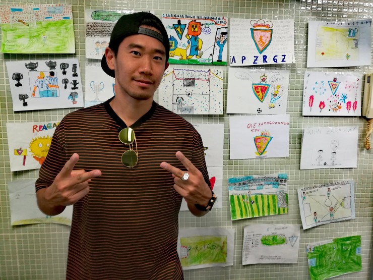 Kagawa posa con unos dibujos de jóvenes aficionados zaragocistas