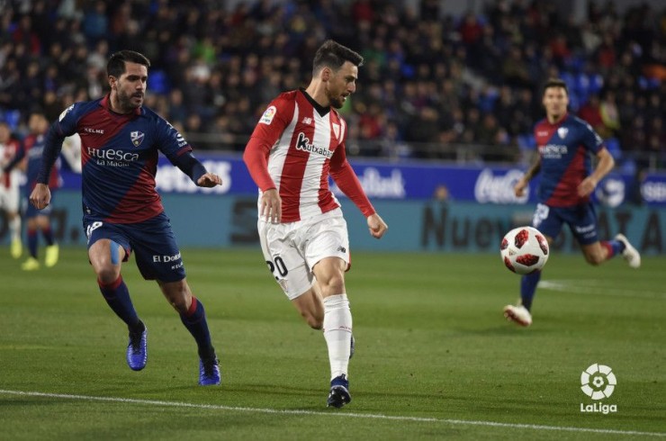 Insua defiende un ataque del Athletic de Bilbao