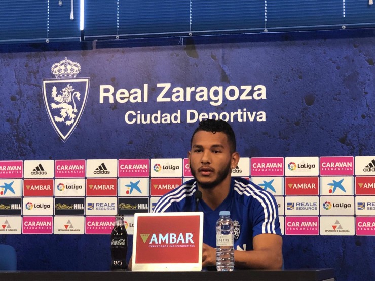 El delantero del Zaragoza en rueda de prensa.