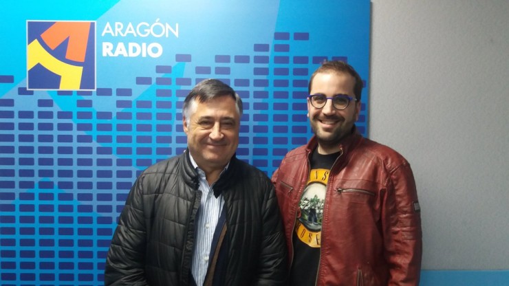 El fotoperiodista Gervasio Sánchez, en los estudios de Aragón Radio junto con Óscar Vegas, presentador de 'La Cadiera'