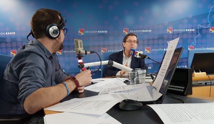 El director de 'La Cadiera', Óscar Vega, entrevista a José Luis Melero en los estudios de Aragón Radio