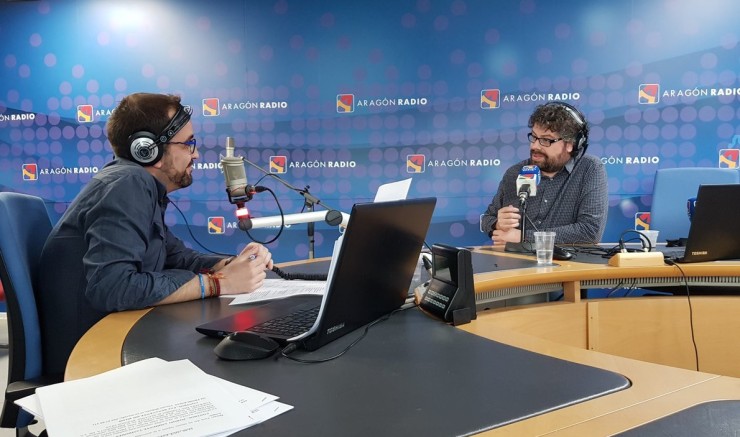 El director de 'La Cadiera, Óscar Vegas, entrevista al escritor Sergio del Molino, en los estudios de Aragón Radio