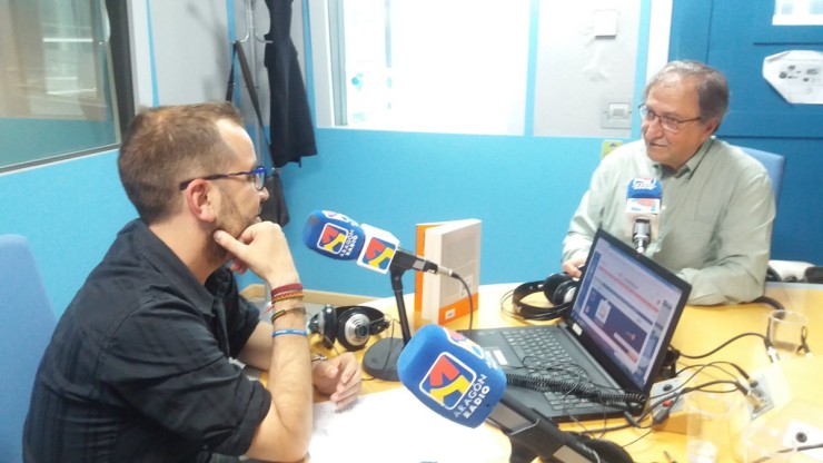 Paco Lobatón y Óscar Vegas en los estudios de Aragón Radio