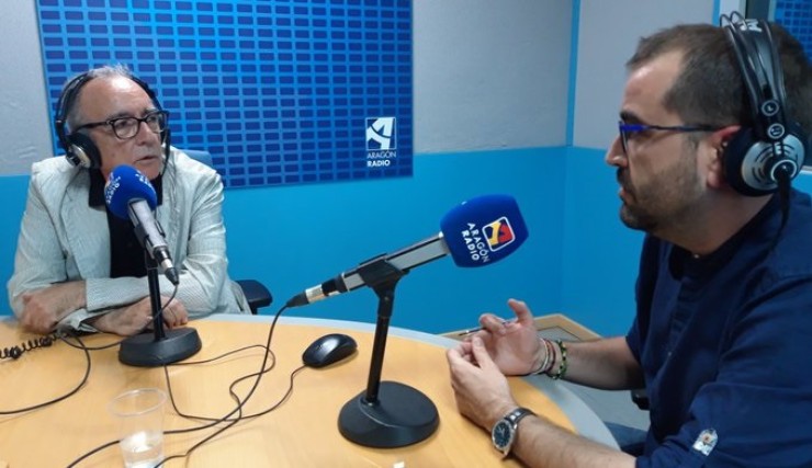 El director de 'La Cadiera', Óscar Vega, entrevista a Juan José Millás en Aragón Radio