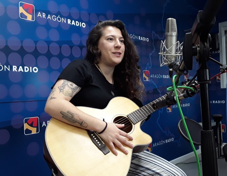 Eva McBel en su paso por los estudios de Aragón Radio