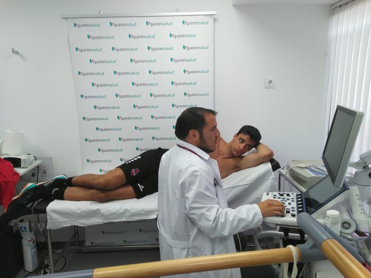 Carlos Alocén pasó ayer el reconocimiento médico.