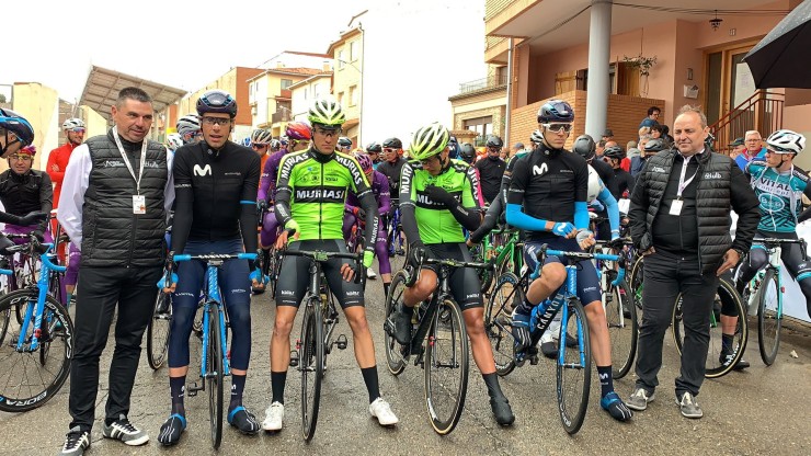Arcas, Samitier y Barceló (los tres ciclistas de la izquierda) junto a Luis Marquina (derecha) en la reciente Vuelta a Aragón.