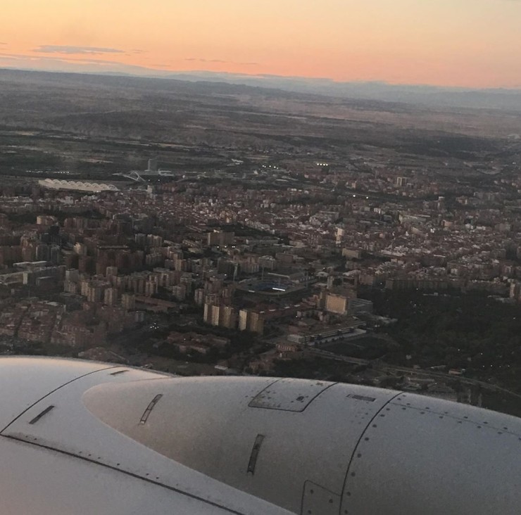 Vistas desde un avión en la que se ven los paneles luminosos. Foto Instagram: @ewi_82