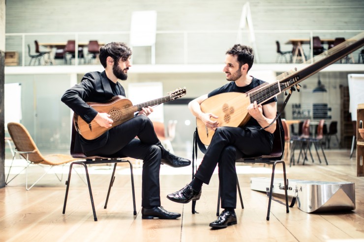 Los hermanos Zapico, nacidos en Asturias en 1983, poseen una solida formación en música antigua