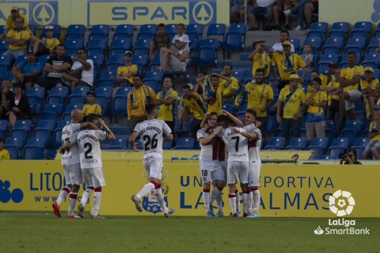 Varios jugadores del Huesca celebran el gol de Gallar ante Las Palmas.
