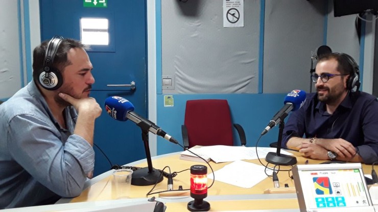 Ismael Serrano con Óscar Vegas en los estudios de Aragón Radio