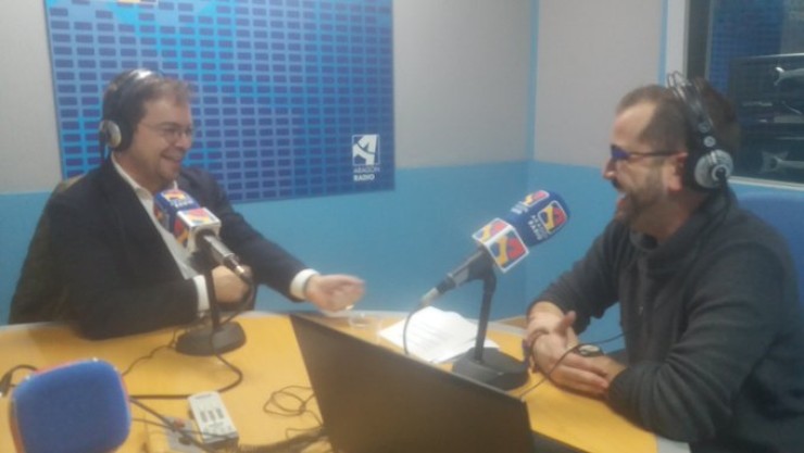 Javier Sierra y Óscar Vegas en los estudios de Aragón Radio