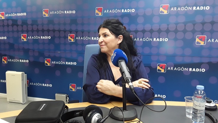 Lita Cabellut en los estudios de Aragón Radio