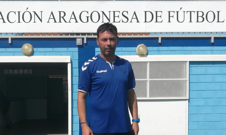 Manolo Sanlúcar posa en el Pedro Sancho, campo donde jugará el Ebro esta temporada.