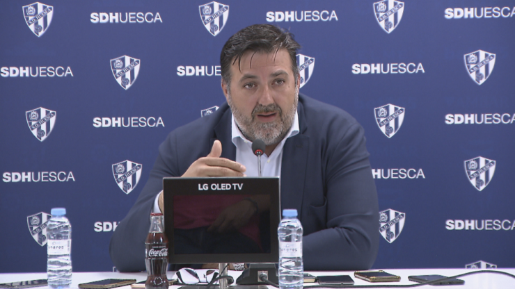 Manuel Torres durante una rueda de prensa con la SD Huesca.
