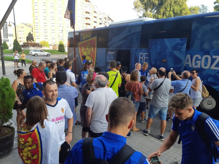El Real Zaragoza fue recibido ayer por un notable grupo de aficionados.
