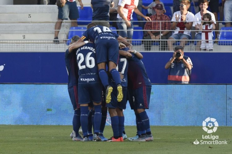 Varios jugadores del Huesca celebran uno de los goles anotados ante el Deportivo de La Coruña.