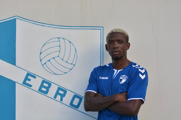 El CD Ebro se ha reforzado con el delantero camerunés Stéphane Emaná.