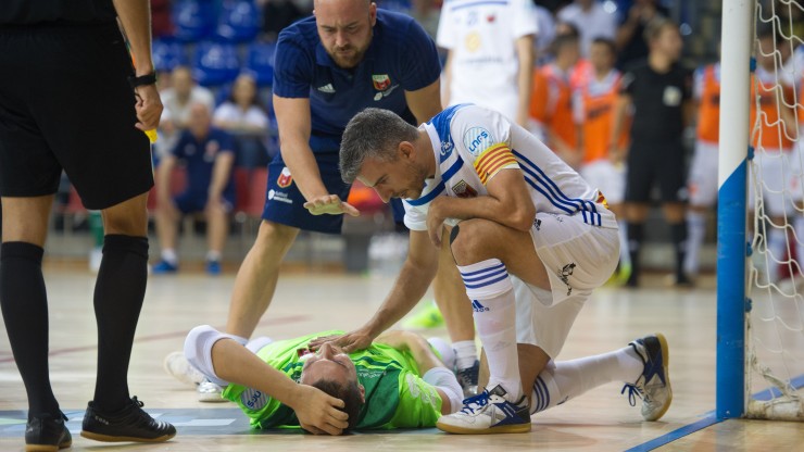 Iván Bernad cae lesionado sobre el Palau