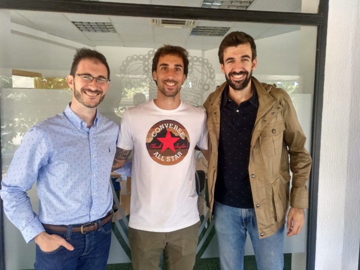 Eguaras, con los compañeros de Aragón Radio.
