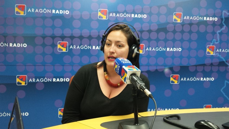 La actriz Irene Alquézar en los estudios de Aragón Radio