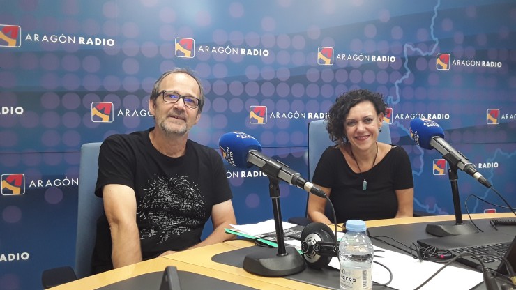 El pianista Faustino Cortés y la cantante María Pérez, integrantes de Maríaconfussion, en los estudios de Aragón Radio