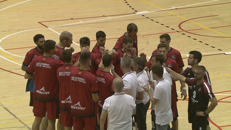 Porfirio Fisac dando órdenes a su equipo durante el encuentro ante el Joventut de Badalona.
