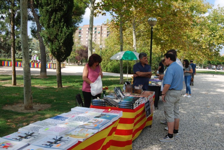 La Almozara de Zaragoza acoge la octava edición de la Feria del Libro Aragonés.