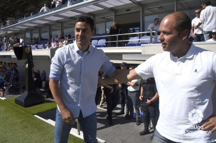 Míchel saluda al técnico del Real Sporting previo al partido de este domingo