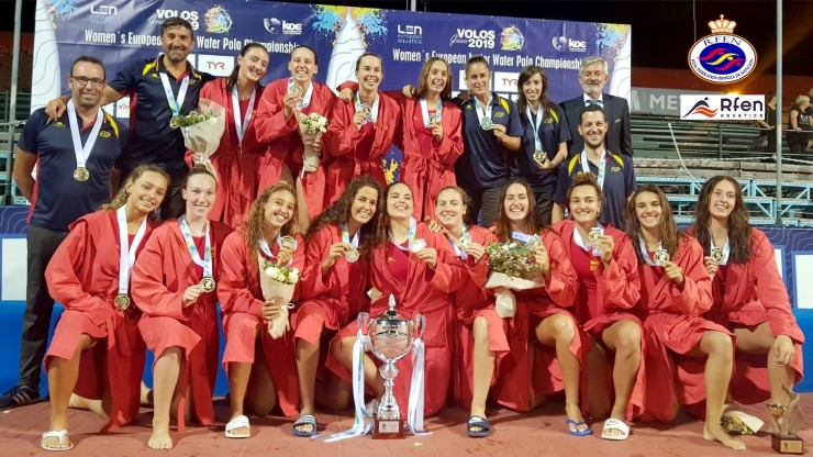 Natalia Naya, segunda por la izquierda en la fila inferior, posa con la medalla de oro del Europeo.