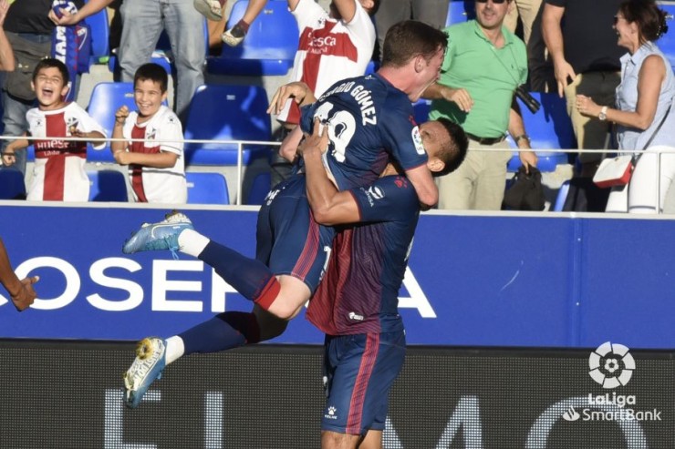 Moi Gómez y Okazaki celebran el gol anotado ante el Girona.