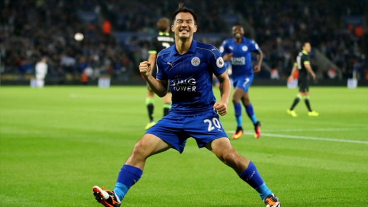 Okazaki celebra un tanto con su antiguo club, el Leicester